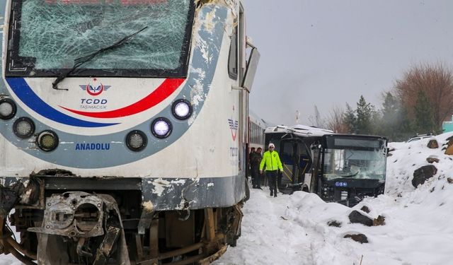 Batman Yolcu Treni Diyarbakır’da Otobüsle Çarpıştı: 1 Yaralı