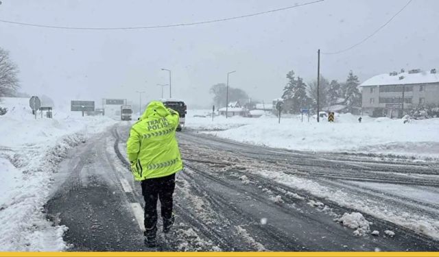 Bolu Dağı'nda Beyaz Kaos: Makaslayan Tırlar İstanbul Yolunu Kilitledi!