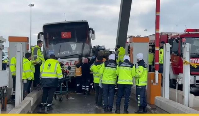 İstanbul Kuzey Marmara Otoyolu’nda Gişe Hattında Can Pazarı: Yolcu Otobüsü İle Otomobil Çarpıştı