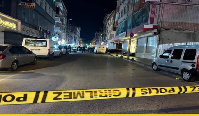 Küçükçekmece'de Sokak Ortasında İnfaz: Kurşunlar Tesadüfen Geçen Gençle Birlikte İki Canı Aldı