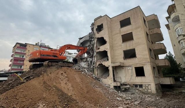 Batman’da Riskli Yapılar Tek Tek Yıkılıyor