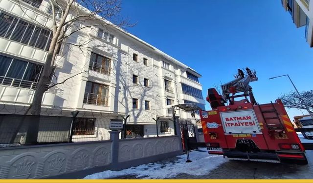 Batman’da Çatılardan Sarkan "Buzdan Mızraklar": Belediye Ekipleri Devreye Girdi