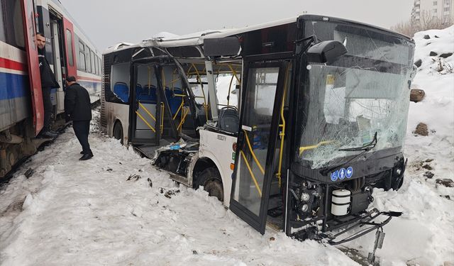 Diyarbakır’da Raylar Üzerinde Tehlikeli Temas: Hemzemin Geçitte Trenle Belediye Otobüsü Çarpıştı