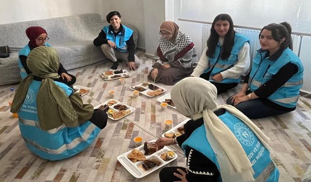 Batı Raman Kız Yurdu’nda Manevi Köprü: Gençlerin Dua Halkası Çığ Gibi Büyüyor