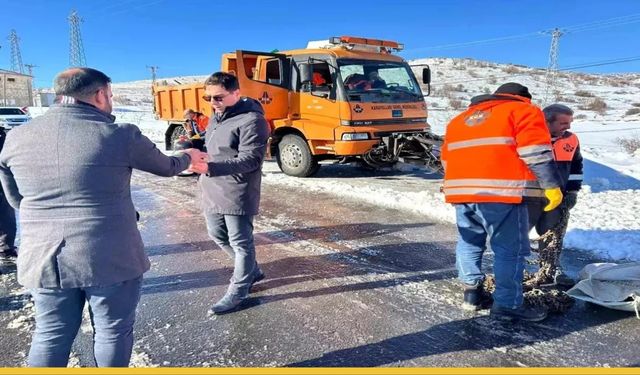 Gercüş’te Kar Esareti Sıcak İkramla Isındı: Kaymakam Öztaş Hem Sahayı Denetledi Hem Gönülleri Aldı!