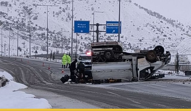 Gercüş’te Meyve Yüklü Kamyonetin Tehlikeli Savruluşu: Yol Kenarı İmece Usulü Temizlendi