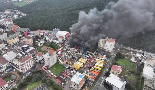 İstanbul Ataşehir’de Alevler Gökyüzünü Sardı: Oto Yedek Parça İmalathanesinde Büyük Panik