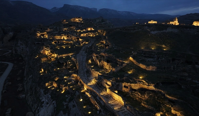 Hasankeyf'te Işık Karnavalı: Şaab Vadisi Ve Antik Kale Geceyi Aydınlatıyor
