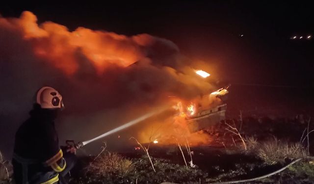 Mardin'de Şarampole Devrilen Tırda Kaza Sonrası Alevler Yükseldi