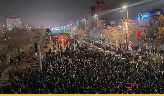 Tahran’dan Yayılan Riyal İsyanı: İran Sokaklarında Rejim Kuşatması Ve Dış Tehdit Gölgesi