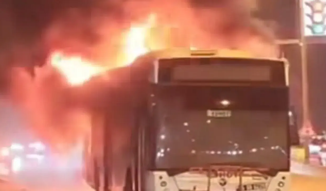 İzmir Karabağlar'da ESHOT Otobüsü Alevlere Teslim Oldu