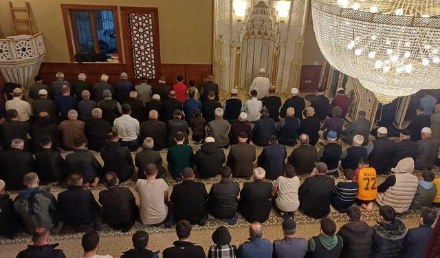 BATMAN’DA RAMAZAN SEVİNCİ: Binlerce Vatandaş İlk Teravih İçin Saf Tuttu