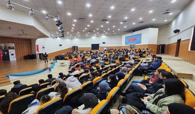 Batman Üniversitesi’nde Gençler Zehir Tacirlerine Karşı Bilinçleniyor