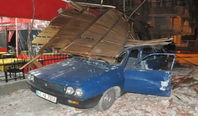 İstanbul’da Şiddetli Fırtına Kabusu: Çatılar Uçtu, Gemiler Savruldu