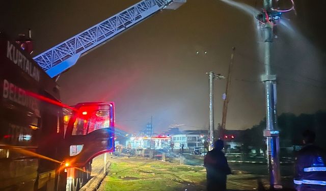 Kurtalan’da Korkutan Trafo Yangını: Mahalle Karanlığa Gömüldü