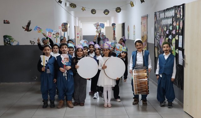 Midyat'ta Çocuklar İmsakiye ve Şekerleme Dağıttı