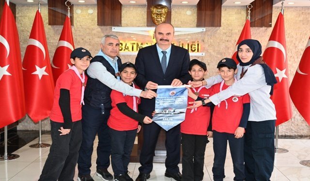 Vali Canalp, Minik İzcileri ve Zeynelbey Spor Kulübü’nü Ağırladı