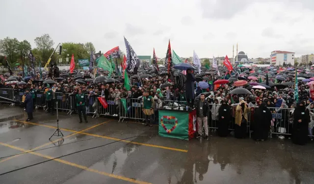 İran'a Destek İçin Gülistan Caddesi'nde Kitlesel Buluşma