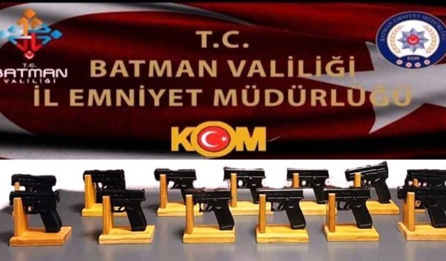 Durdurulan İki Araçtan 13 Kaçak Tabanca Çıktı