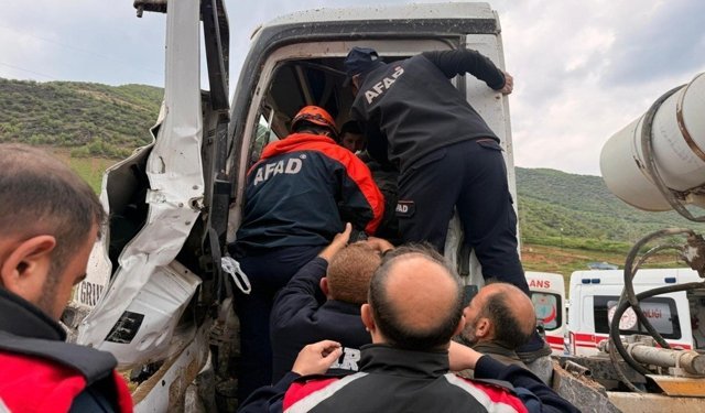 Beton Mikseri Bariyerlere Çarptı, Sürücü Ağır Yaralı