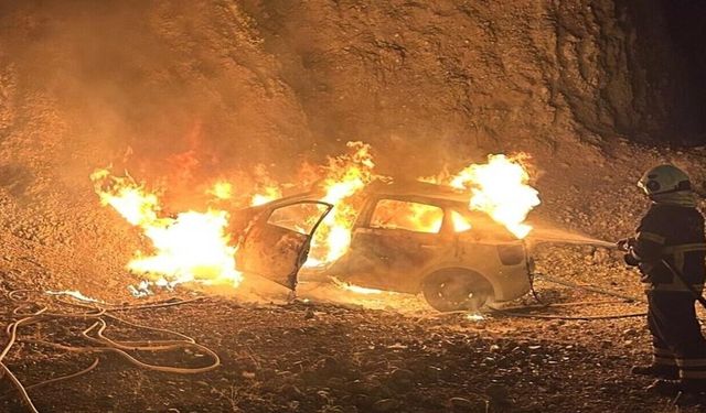 Siirt’te Seyir Halindeki Otomobil Alev Alev Yandı