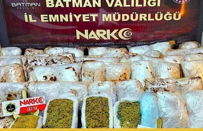 Narkotik Köpeği Mailo Uyardı: Batman'dan Batı'ya Giden Tırda Valiz Dolusu "Yük" Ele Geçti