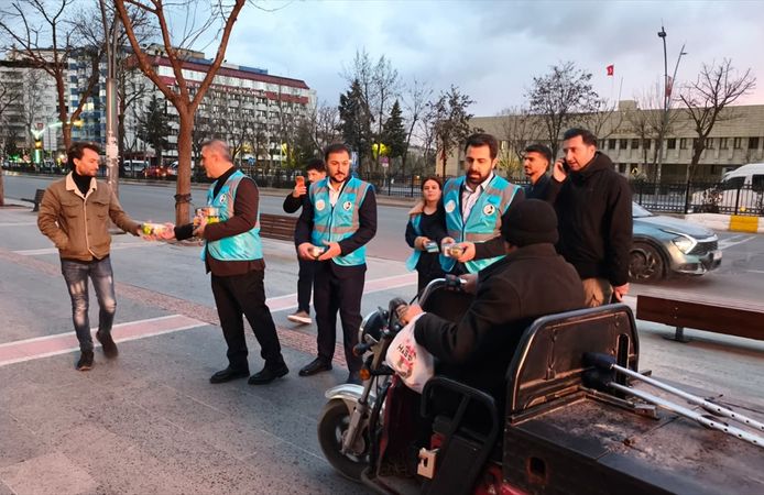 Batman'da İftara Yetişemeyen Yolculara Kumanya Desteği