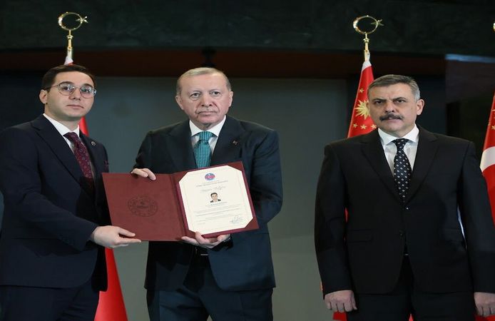 Gercüş Kaymakamı Muhammet Öztaş Ödülünü Cumhurbaşkanı Erdoğan’dan Aldı