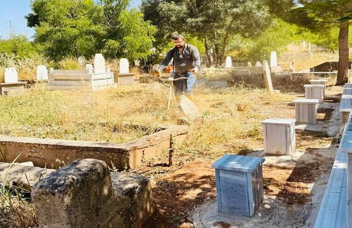 Batman Belediyesi Mezarlıklarda Bakım ve Temizlik Çalışmalarını Sürdürüyor