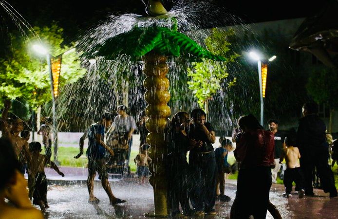 Batmanlı Çocuklar Parklarda Serinliyor