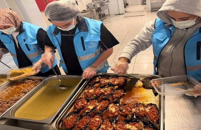 Batman'da Kız Öğrencilerden İhtiyaç Sahiplerine Sıcak Yemek