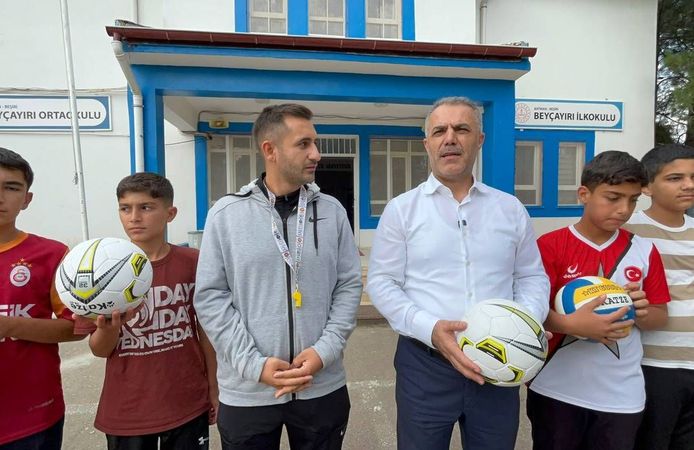 Şansi'den Beyçayırı Köyü Öğrencilerine Spor Malzemesi