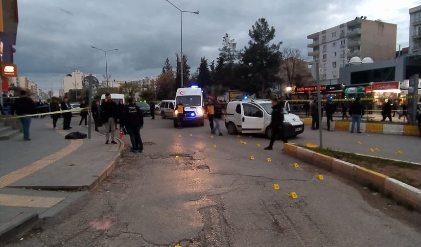 Mardin'de bir araca düzenlenen silahlı saldırıda 2 kişi öldü, 1 kişi yaralandı