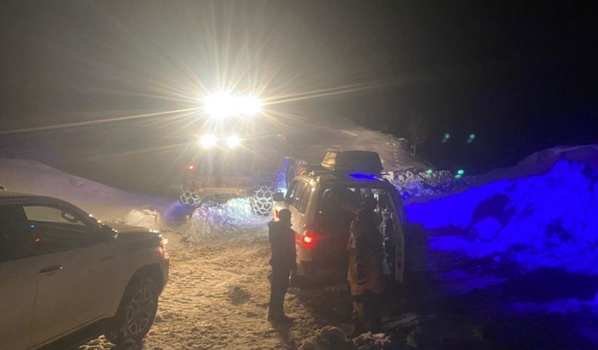 Muş'ta Kar Yağışıyla Kapanan Yolda Rahatsızlanan Kadın Hastaneye Kaldırıldı