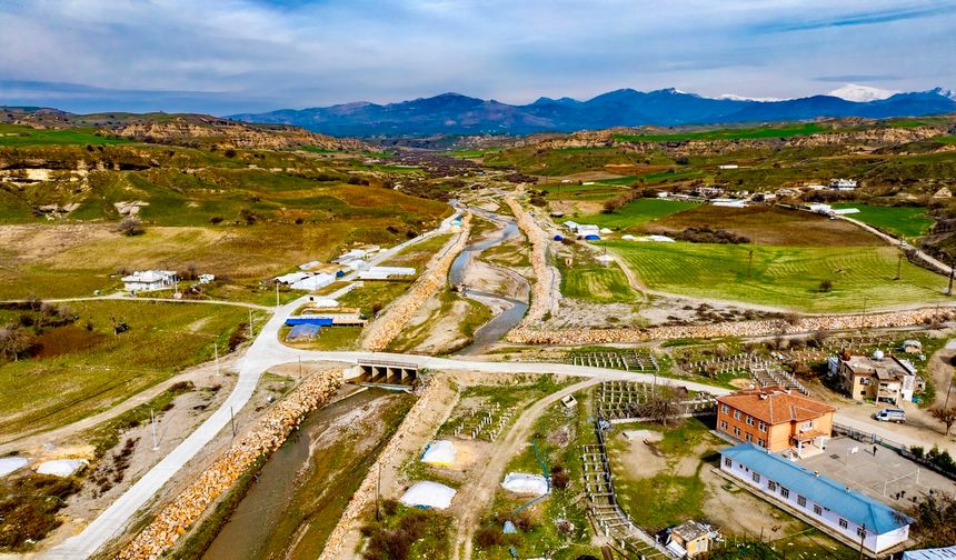 Batman'da Ulaşım Rahatlıyor: Pınarhisar Köyüne 1,5 Kilometre Beton Yol Yapıldı