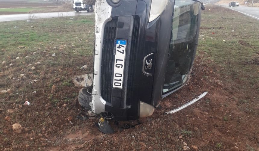Mardin'de devrilen hafif ticari aracın sürücüsü yaralandı