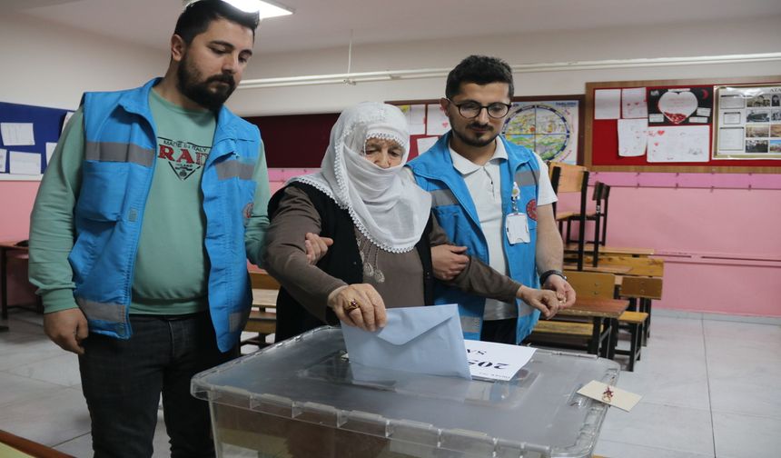 Diyarbakır'da Engelli ve Hasta Seçmenler de Oy Kullandı!