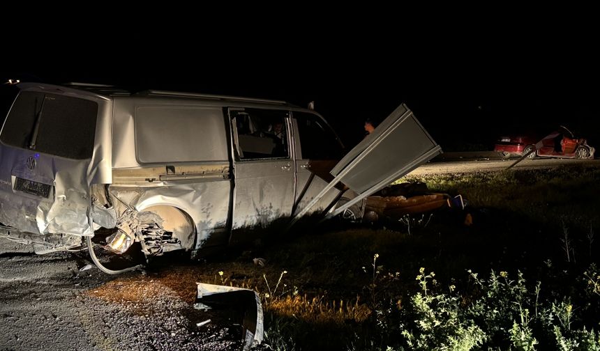 Diyarbakır'da otomobil ile kamyonetin çarpışması sonucu 13 kişi yaralandı