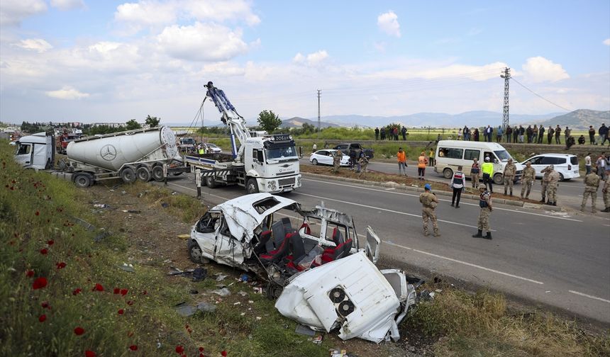 GÜNCELLEME 3 - Gaziantep'te minibüsle beton mikseri çarpıştı