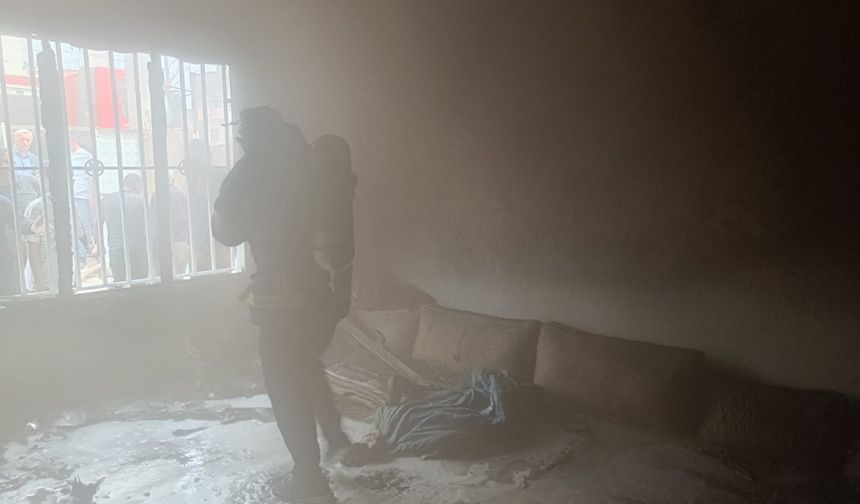 Mardin'de bir evde çıkan yangında 3 kişi dumandan etkilendi