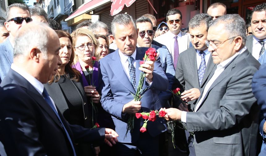 CHP Genel Başkanı Özel, Diyarbakır'da MYK ve PM üyeleriyle bir araya geldi