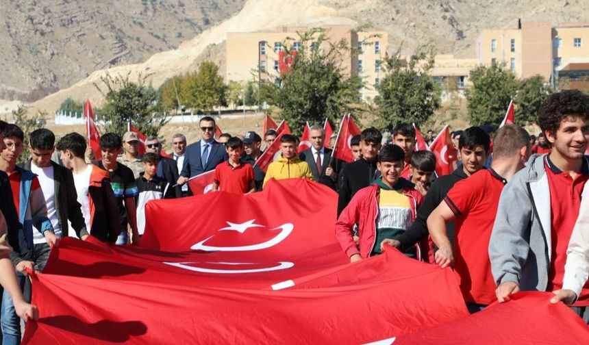 Hasankeyf'te 29 Ekim Cumhuriyet Bayramı dolayısıyla "Bayrak yürüyüşü" düzenlendi