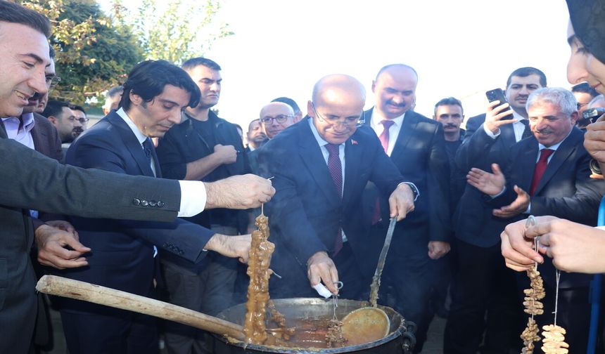 Bakan Şimşek, Batman'da "Bağ Bozumu ve Gastronomi Festivali"ne Katıldı