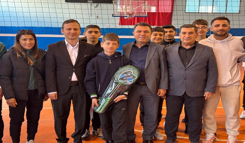 Kozluk Öğrencileri Spor Malzemeleriyle Coştu