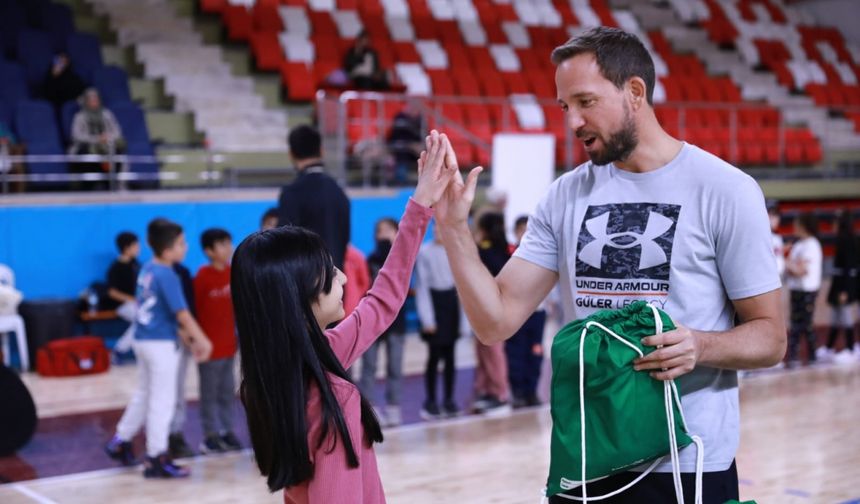 Enerjisa Üretim ve Güler Legacy'den depremzede çocuklara basketbol kampı