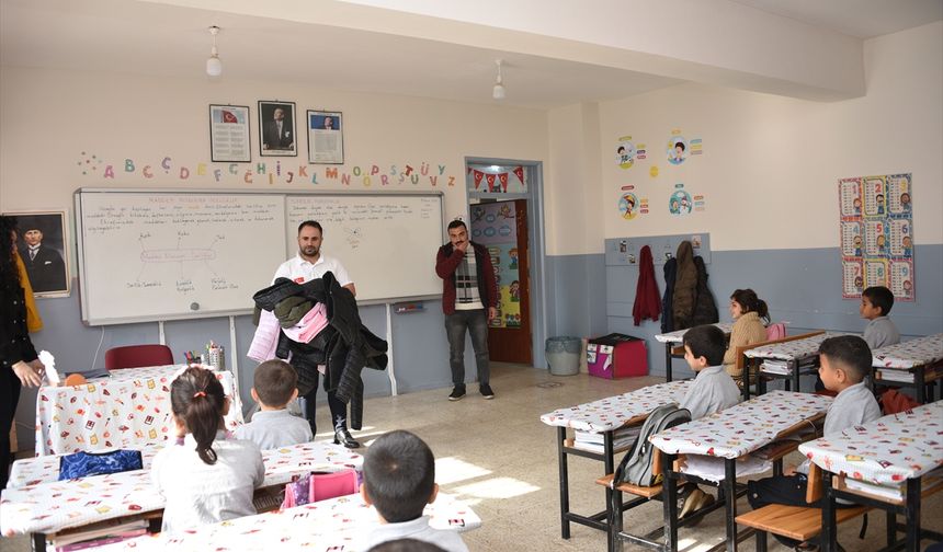 Şanlıurfa'da öğrencilere mont ve bot yardımı