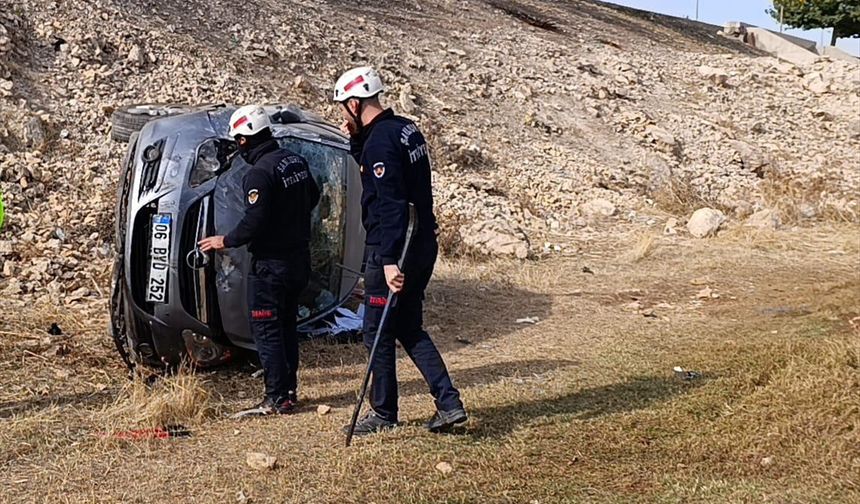 Şanlıurfa'da şarampole devrilen otomobildeki 3 kişi yaralandı