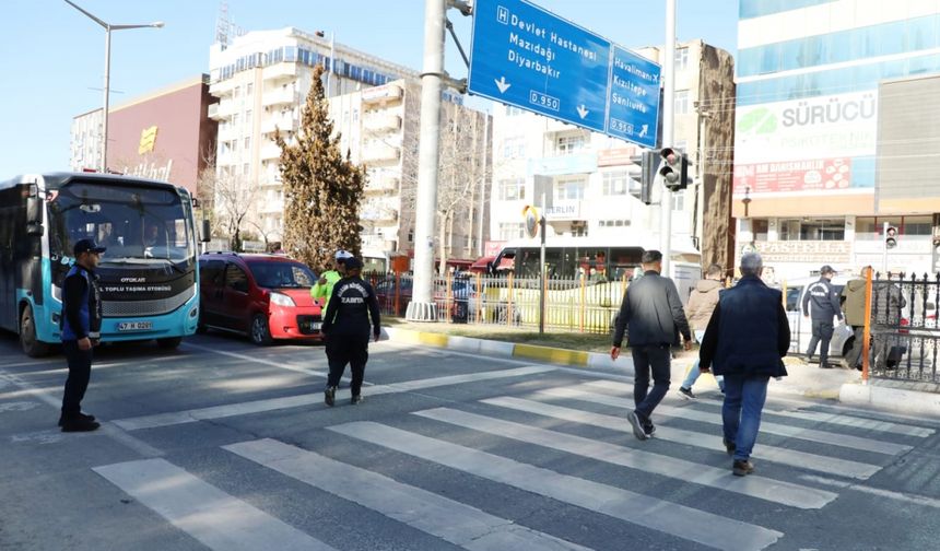 Mardin'de yaya geçitlerinde polis ve zabıta ekipleri görevlendirildi