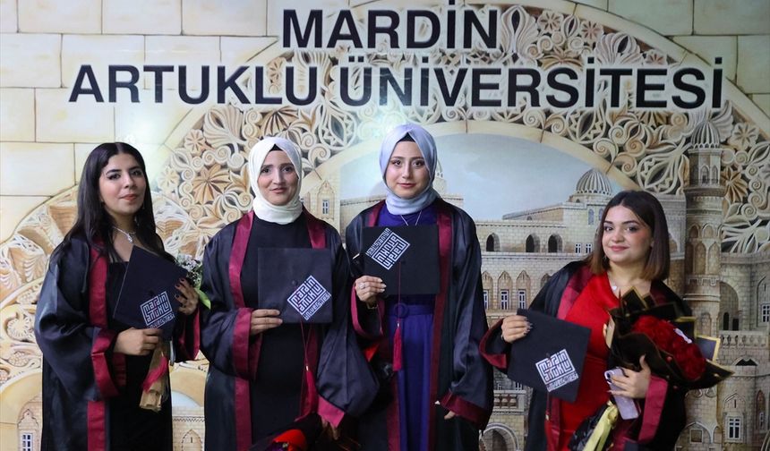 28 Şubat mağduru kadın kızıyla aynı üniversiteden mezun oldu