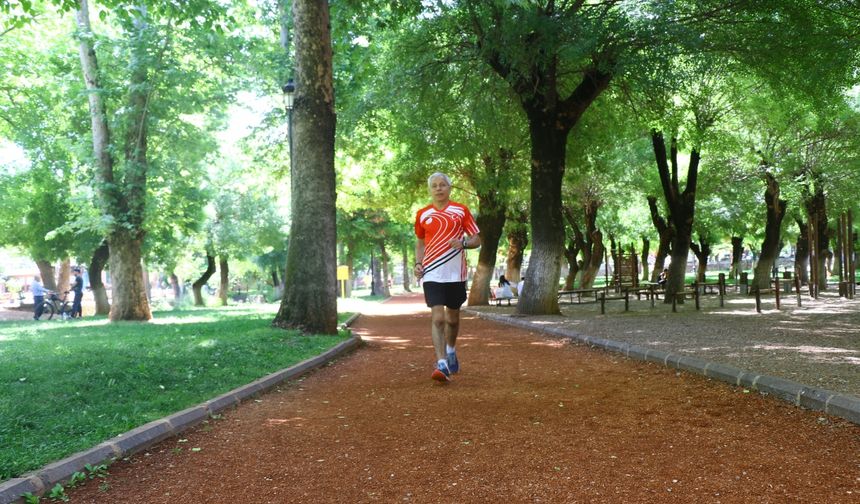 70 yaşındaki mali müşavir, 16 yıldır her sabah güne sporla başlıyor